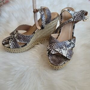 ❌️SOLD❌️ 5 inch snakeskin platforms